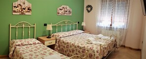 Habitación triple, vistas a la piscina (103) | Escritorio, wifi gratis, ropa de cama