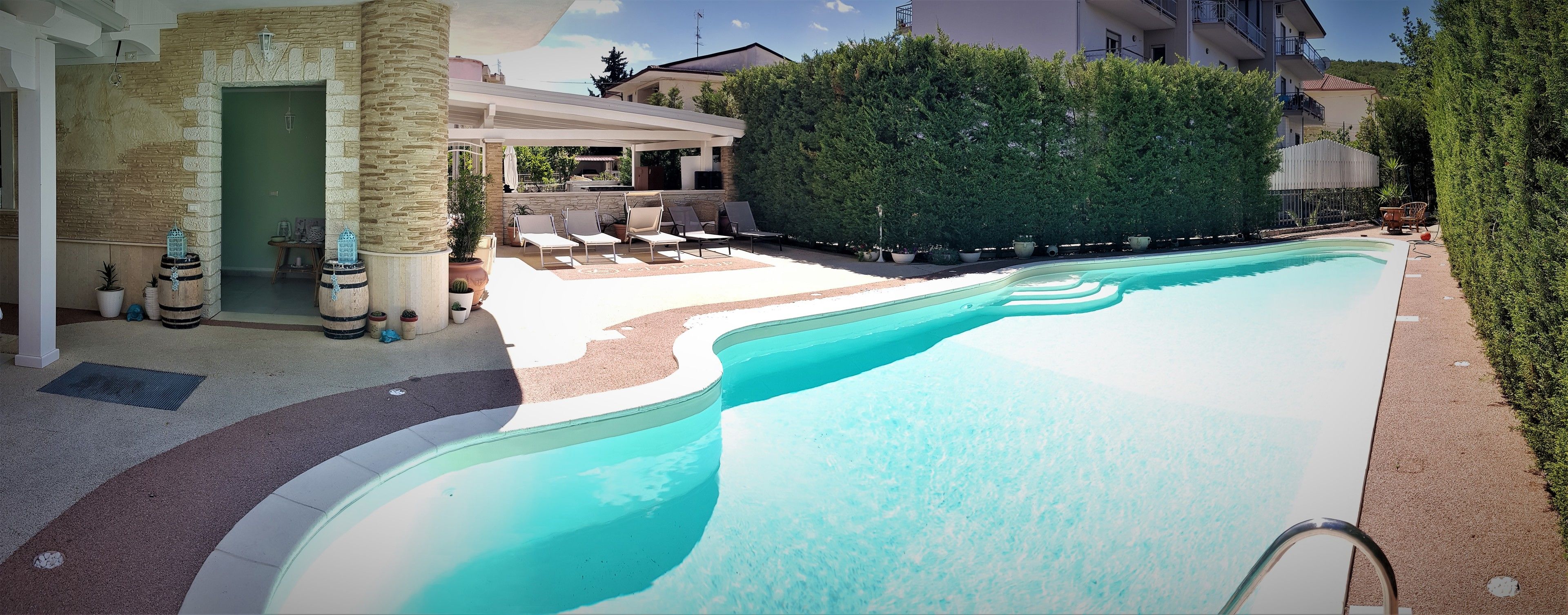 Piscine extérieure (ouverte en saison), chaises longues