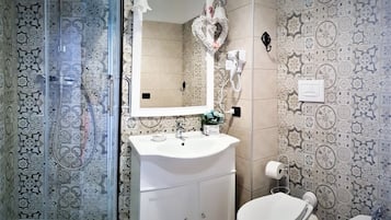 Dobbeltrom, hageutsikt (101) | Bad | Dusj, regndusjhode, hårføner og bidé