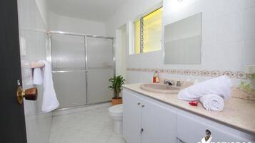 Double Room, 1 Queen Bed, Non Smoking | Bathroom | Shower, towels