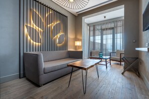 Infinity King Suite | Oppholdsområde | En 49-tommers LED-TV med kabel-kanaler samt TV og bøker