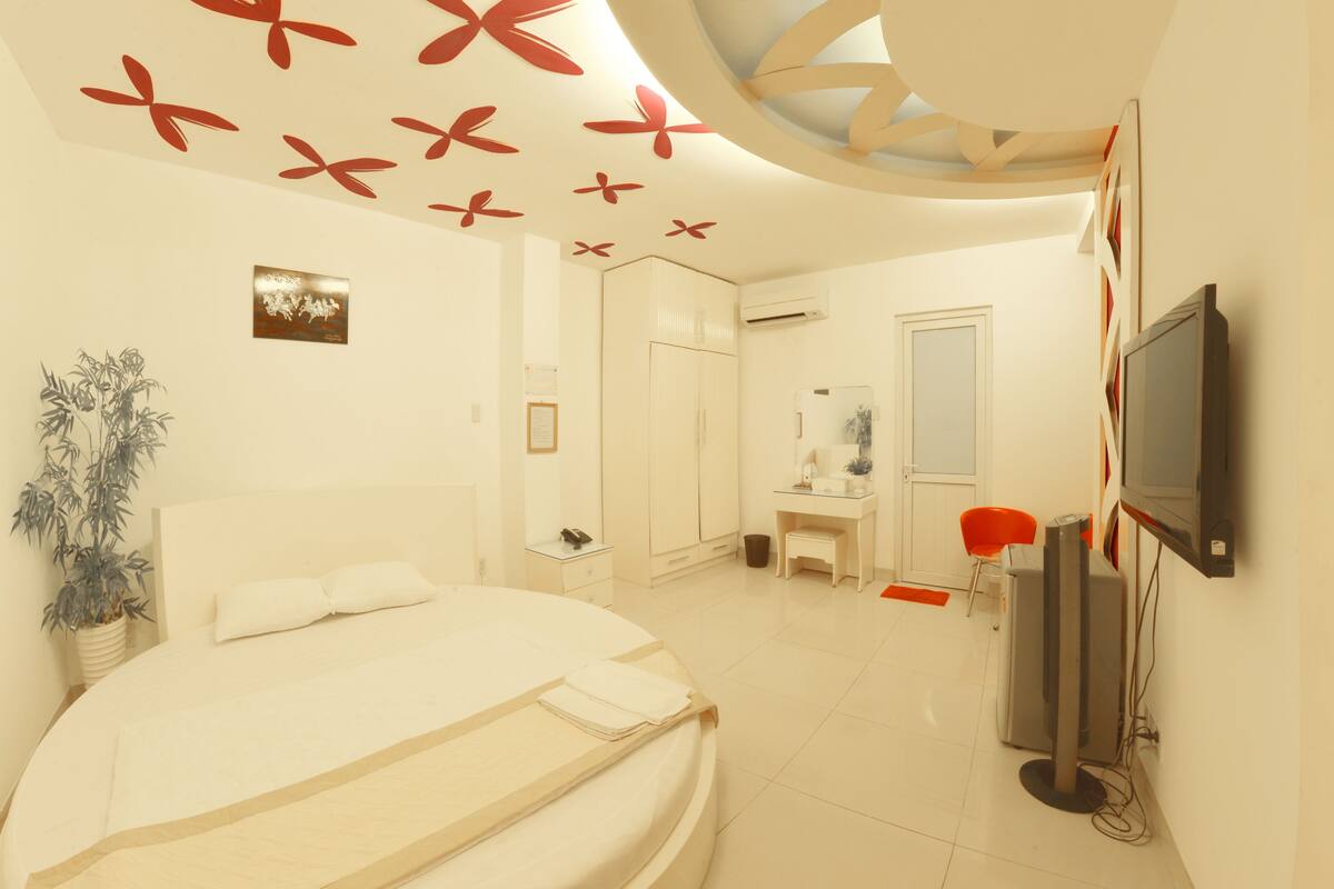Phòng Deluxe, 1 giường cỡ queen, có phòng tắm riêng | Minibar, két bảo mật tại phòng, bàn, màn/rèm cản sáng 