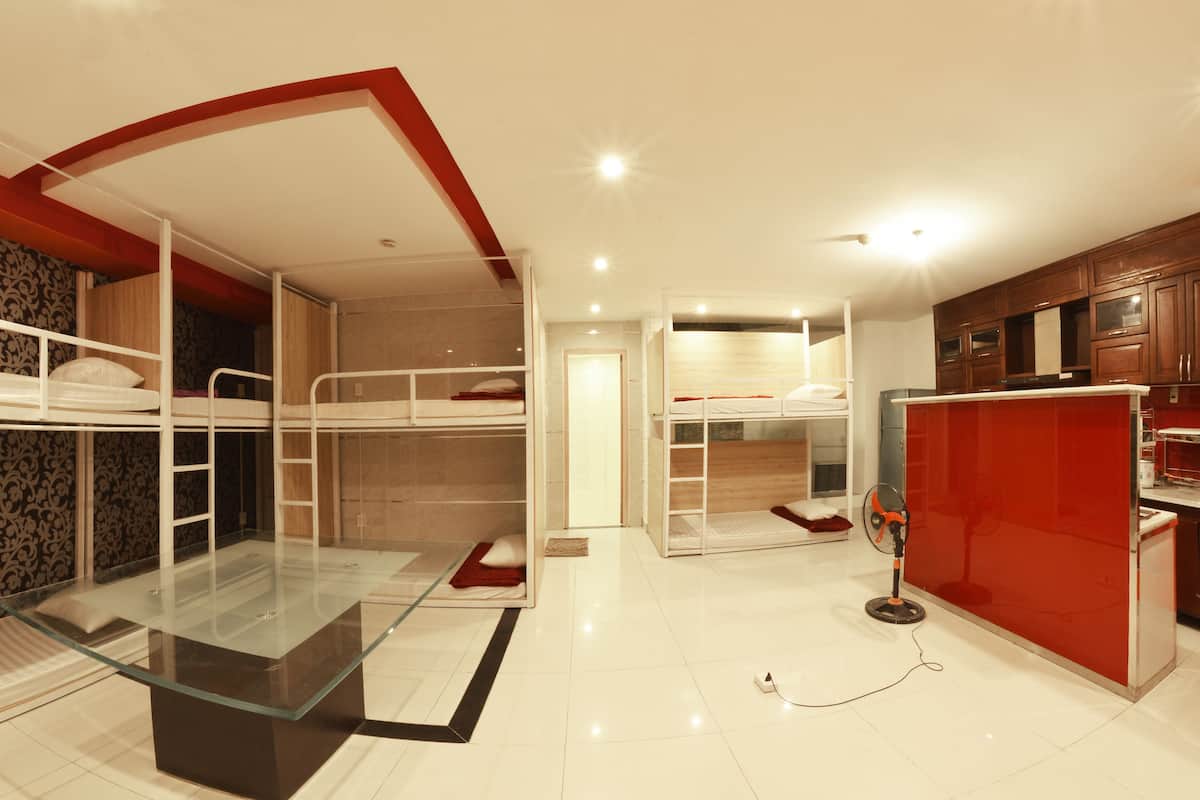 Basic Shared Dormitory, Men only | Bar mini, peti besi dalam bilik, meja, langsir/tirai gelap terus