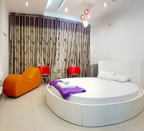 Frigobar, cofres nos quartos, escrivaninha, cortinas blackout