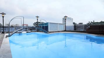 Udendørs pool, åben fra kl. 08.00 til kl. 16.00, parasoller, liggestole