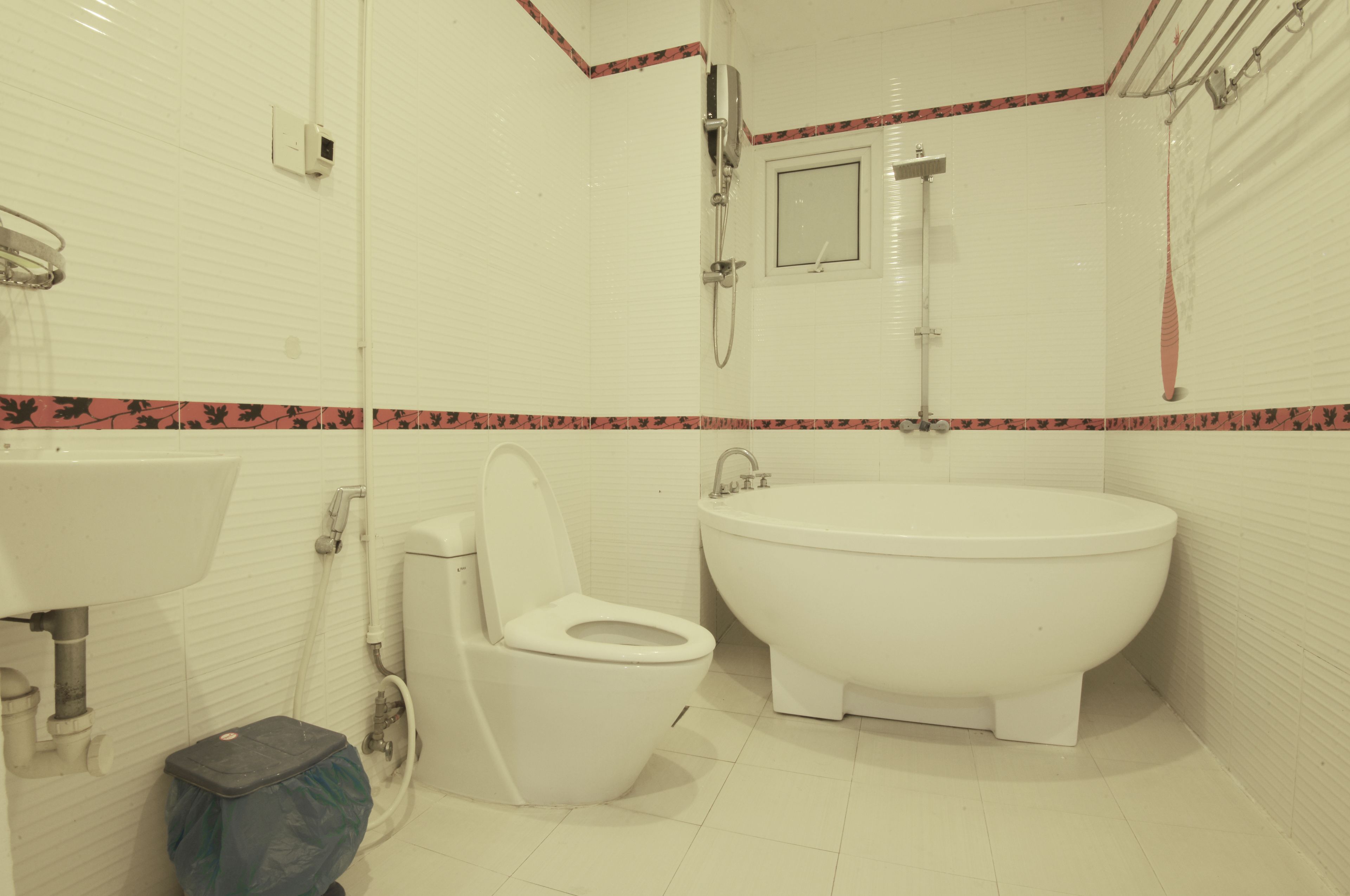 Un baño con inodoro, lavamanos y bañera.