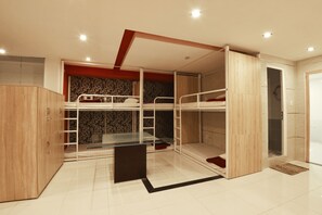 Dormitório compartilhado básico, somente para homens | Frigobar, cofres nos quartos, escrivaninha, cortinas blackout