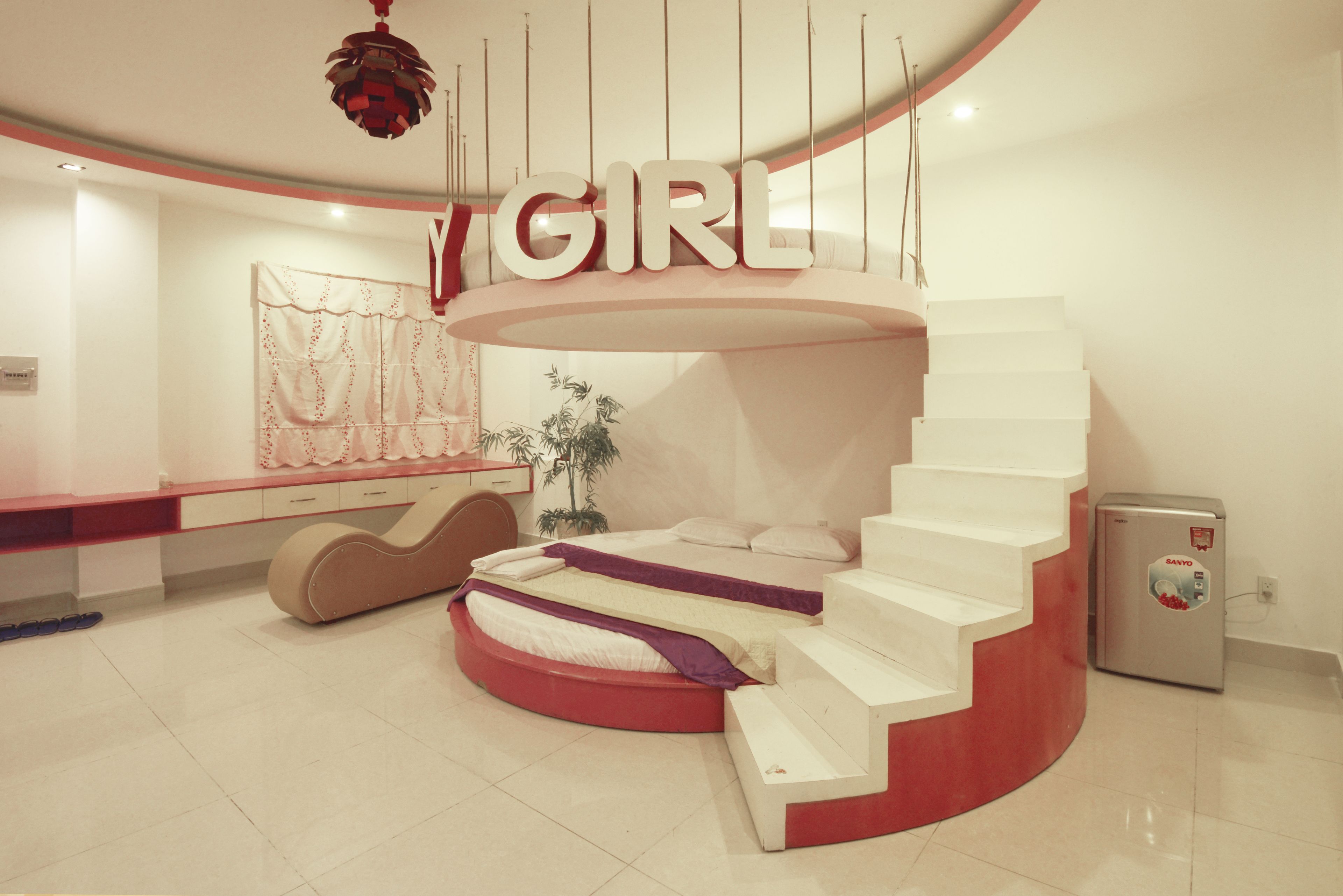 Minibar, caja de seguridad en la habitación y escritorio 