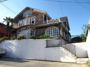 Vista frontal de la propiedad