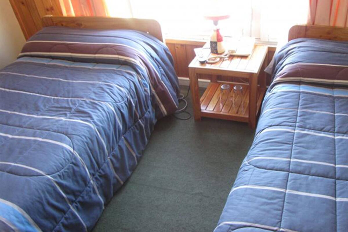 Habitación estándar con 2 camas individuales, 2 camas individuales, baño privado | Escritorio, wifi gratis y ropa de cama