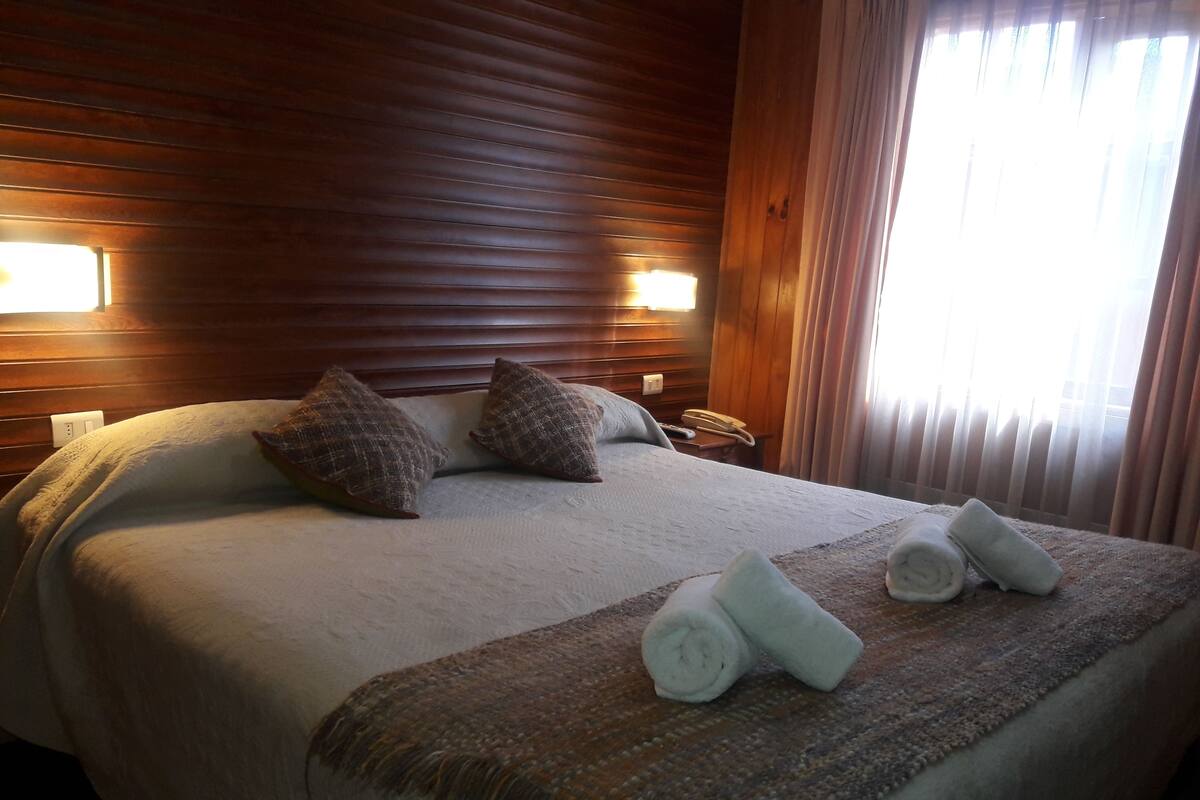 Escritorio, wifi gratis y ropa de cama