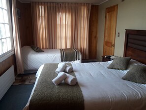 Habitación triple superior, 1 habitación, baño privado | Escritorio, wifi gratis y ropa de cama