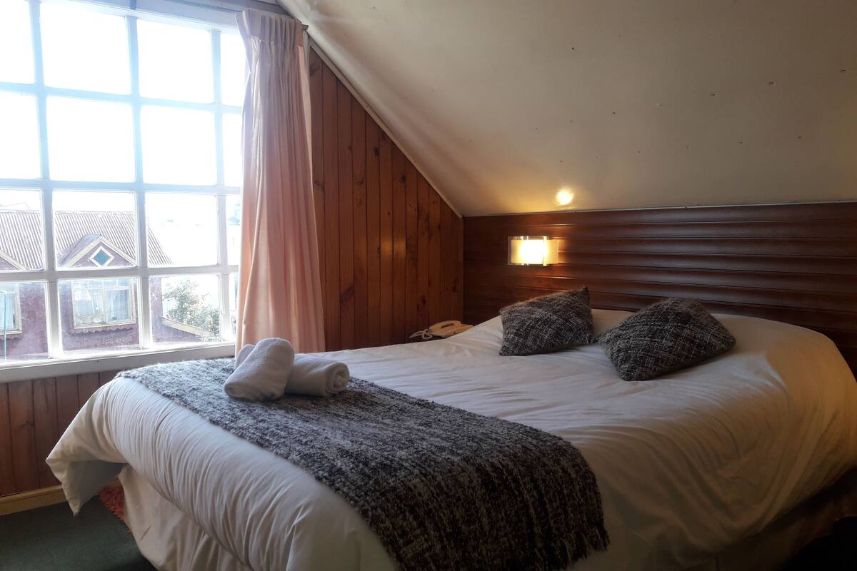 Habitación doble, 1 cama Queen size, baño privado | Escritorio, wifi gratis y ropa de cama