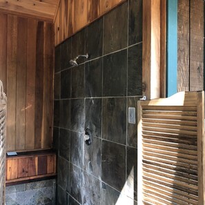 Bangalô design, 1 cama de casal, para não fumantes | Banheiro | Chuveiro 