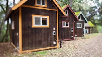 Bungalow – design, 1 dobbeltseng, ikke-røyk | Skrivebord og sengetøy