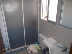 Deep soaking tub, bidet, towels