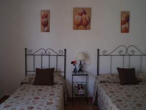 Dreibettzimmer | Schallisolierte Zimmer, kostenlose Babybetten, Zustellbetten