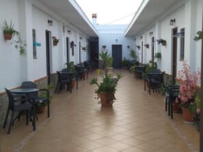 Outdoor dining - Hostal El Canario (Conil de la Frontera)