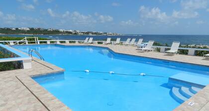 PERFECT
NEAR THE OCEAN
LARGE BALCONY POOl
PRIVATE SUNDECK,
AC WIFI PARKING