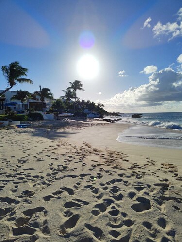 PERFECT 

NEAR THE OCEAN
LARGE BALCONY POOl
PRIVATE SUNDECK,
AC  WIFI PARKING
