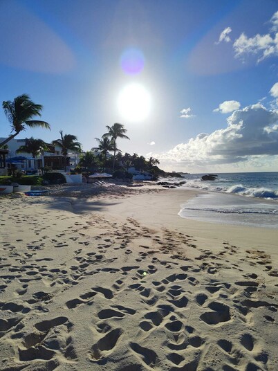 PERFECT 

NEAR THE OCEAN
LARGE BALCONY POOl
PRIVATE SUNDECK,
AC  WIFI PARKING
