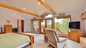 3 bedrooms, iron/ironing board, internet, bed sheets