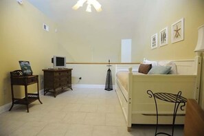 Interior - Beautiful  Beachfront Condo, 3BR/3BA (Gulf Breezes)