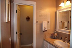 Amenidades de baño gratuitas, secadora de cabello, batas, toallas 