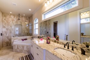 House, 4 Bedrooms, Private Pool, Canal View (3 Bathrooms) | Bathroom - House Aruba by Vacationhit (Cape Coral)