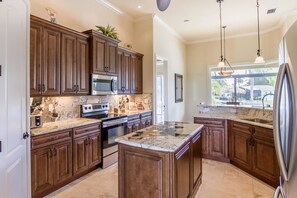 Huis, 4 slaapkamers, privézwembad, uitzicht op kanaal (3 Bathrooms) | Privékeuken | Een koelkast/vriezer, een magnetron, een oven, een vaatwasser