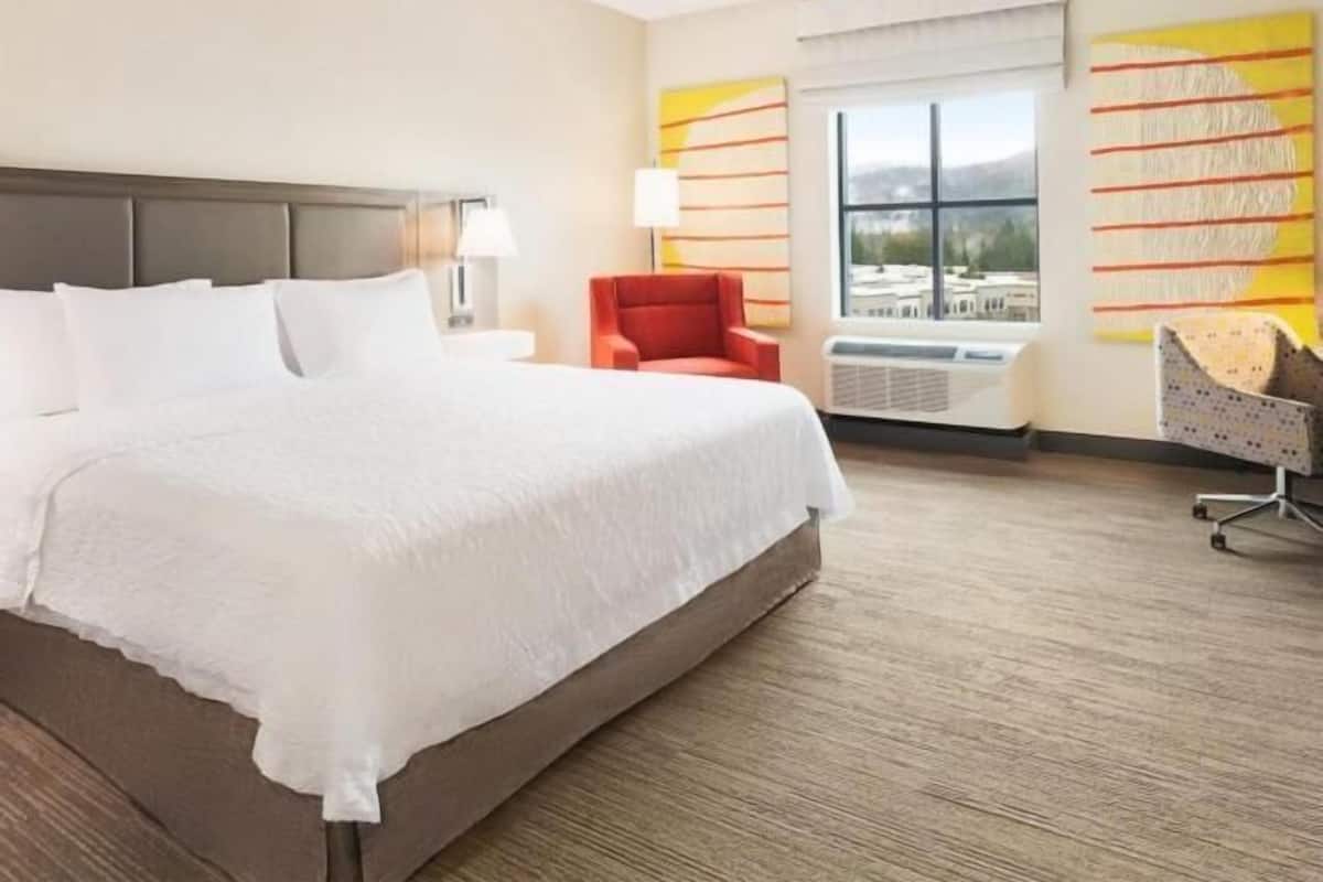 Studio Suite, 1 King Bed | Desk, laptop workspace, iron/ironing board, travel crib