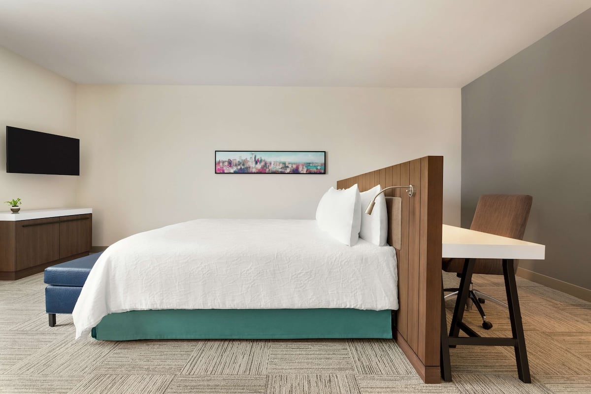 Een strijkplank/strijkijzer, gratis babybedden, gratis wifi, beddengoed