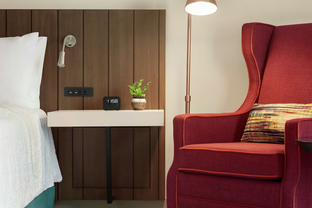 Een flatscreentelevisie en een mp3-dock