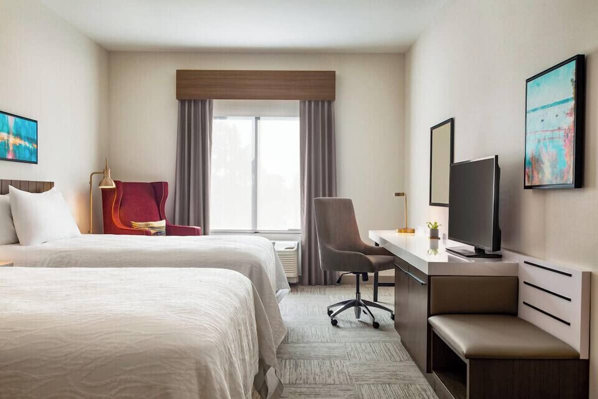 Een strijkplank/strijkijzer, gratis babybedden, gratis wifi, beddengoed