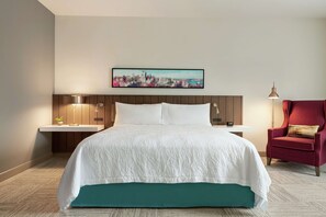 Flat-screen TV, MP3 dock - Hilton Garden Inn Seattle Airport (SeaTac)