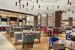 Breakfast and dinner served - Hilton Garden Inn Seattle Airport (SeaTac)