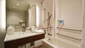 Estúdio, 1 cama King, acessível, banheira (Mobility & Hearing) | Banheiro | Chuveiro com efeito de chuva, secador de cabelo, toalhas de banho