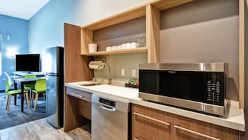Full-size fridge, microwave, dishwasher, coffee/tea maker
