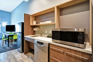 Coffee/tea maker, full-size fridge, microwave, dishwasher