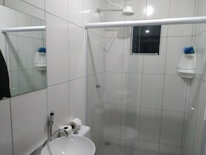 Serviettes fournies, savon, papier toilette