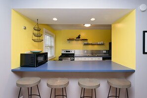 Geladeira, micro-ondas, fogão, cooktop