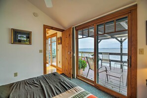 2 bedrooms, iron/ironing board, Internet, bed sheets - Lake Champlain Cottage w/ Private Deck & Fire Pit! (North Hero)