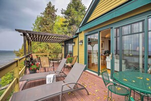 Outdoor dining - Lake Champlain Cottage w/ Private Deck & Fire Pit! (North Hero)
