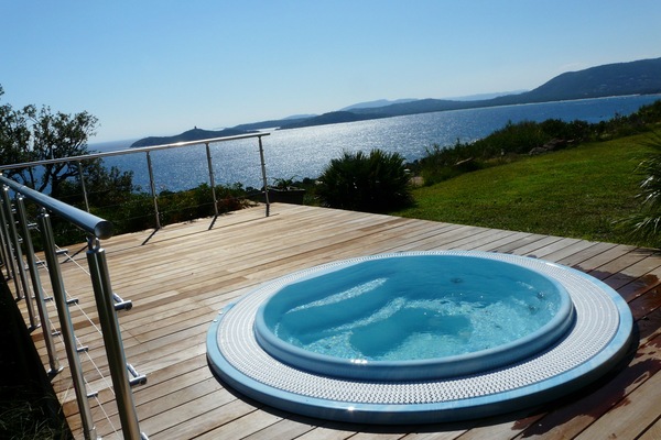 le nouveau spa à débordement avec vue sur la Baie de Pinarello