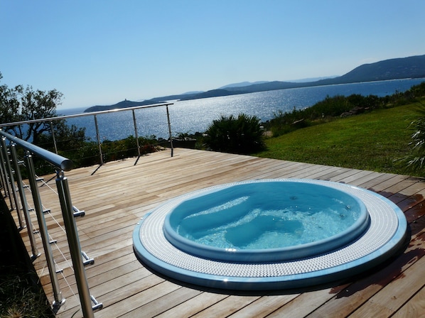 Outdoor spa tub - PINARELLO VILLA 5 * 280 m2 7 BEDROOMS SWIMMING POOL/SPA BEACH 5' SEA/MOUNTAIN VIEW (Sainte Lucie de Porto Vecchio , Zonza)