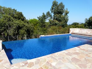 Piscina all'aperto, una piscina riscaldata