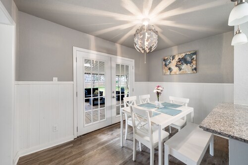 4 bedroom house near, 15 min from Magnolia