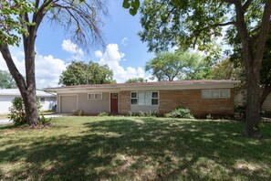 Exterior - 4 bedroom house near, 15 min from Magnolia (Waco)