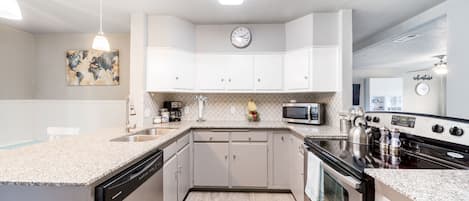 Frigorífic, microones, forn i placa de cuina