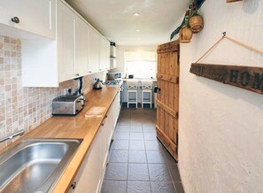 Fridge, microwave, oven, stovetop - A beautiful family holiday cottage with lots of character in an idyllic village (Ulverston)